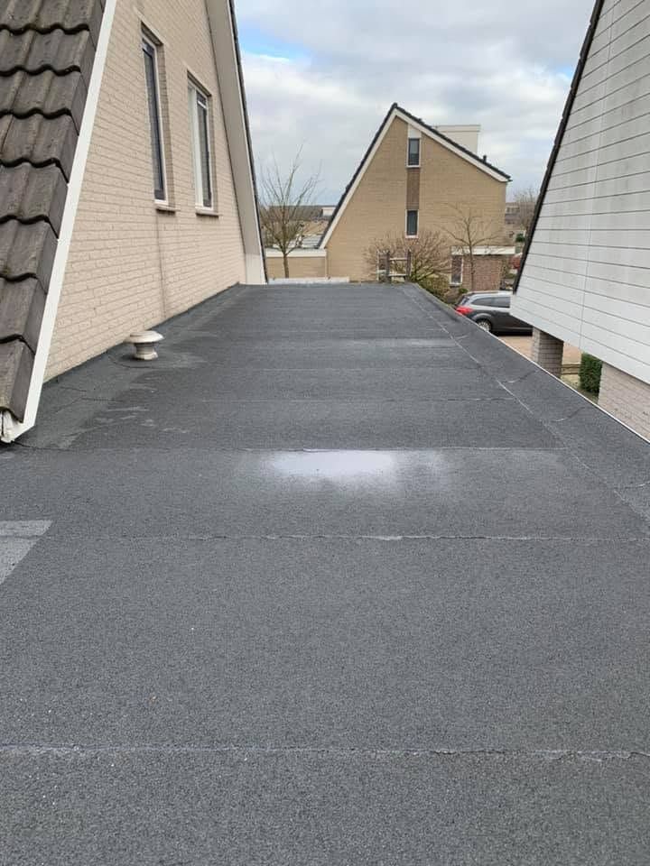 Plat dak met nieuwe bitumen dakbedekking