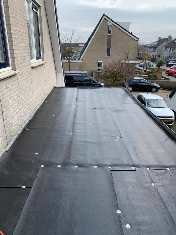 Nieuwe bitumen wordt aangebracht