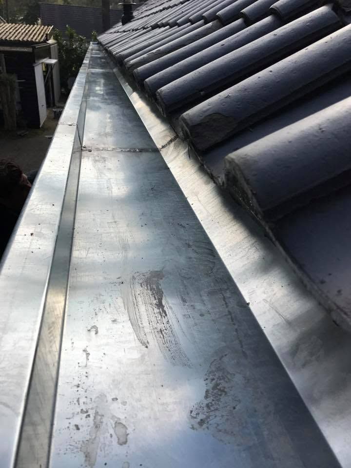 Nieuwe zinken dakgoot