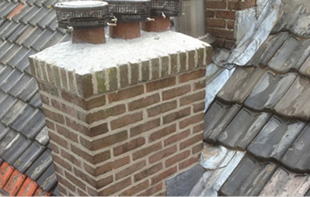 Loodwerk rond een schoorsteen